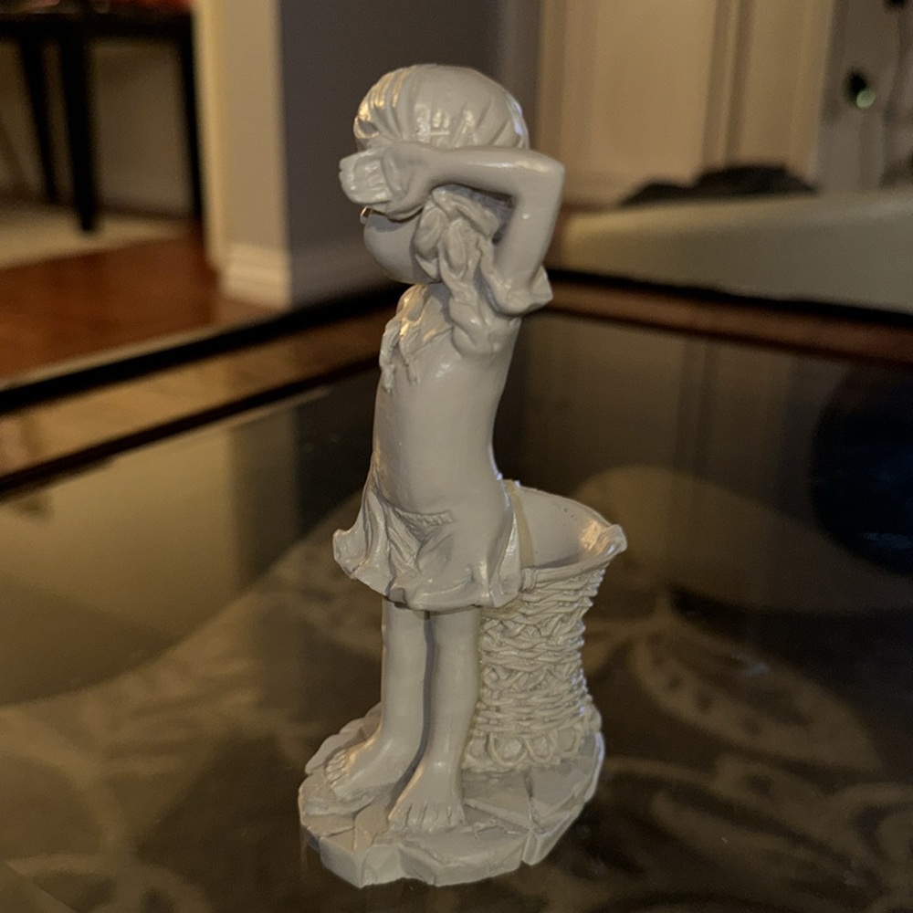 Unique girl with basket figurine - Picture 3 of 4